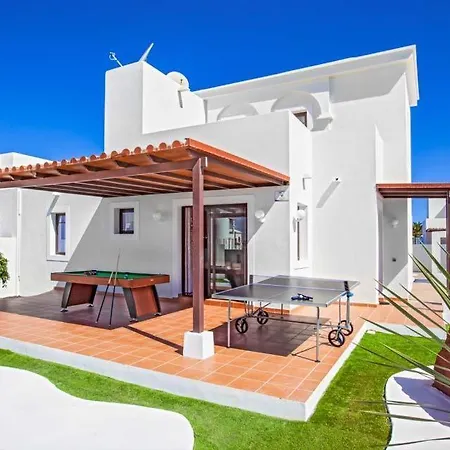 Playa Blanca Sleeps 6 Pool Air Con Wifi Villa